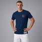 Camiseta azul marino de algodón www.treshop.com.co con logo frontal y cuello redondo, vestida por un modelo