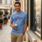 Hombre con camiseta azul claro de algodón U.S. Polo Assn. con logo estampado, estilo casual en entorno urbano