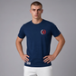 Hombre vistiendo camiseta azul marino de algodón www.treshop.com.co con logo circular rojo y blanco en el pecho