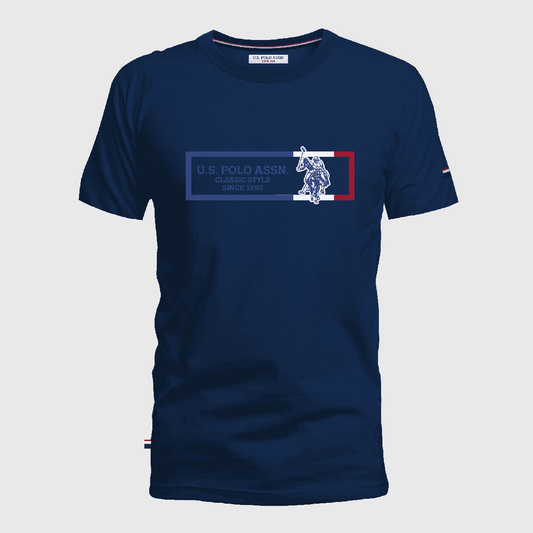 Camiseta azul marino de manga corta www.treshop.com.co con logo gráfico de U.S. Polo Assn. en el pecho