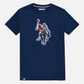 Camiseta azul marino de algodón U.S. POLO ASSN. de www.treshop.com.co con estampado de jugadores de polo en el frente