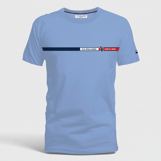 Camiseta azul claro de manga corta www.treshop.com.co con logo U.S. Polo Assn. y franja horizontal en el pecho