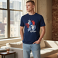 Hombre vistiendo camiseta azul marino de algodón U.S. Polo Assn. con estampado gráfico de polo en www.treshop.com.co