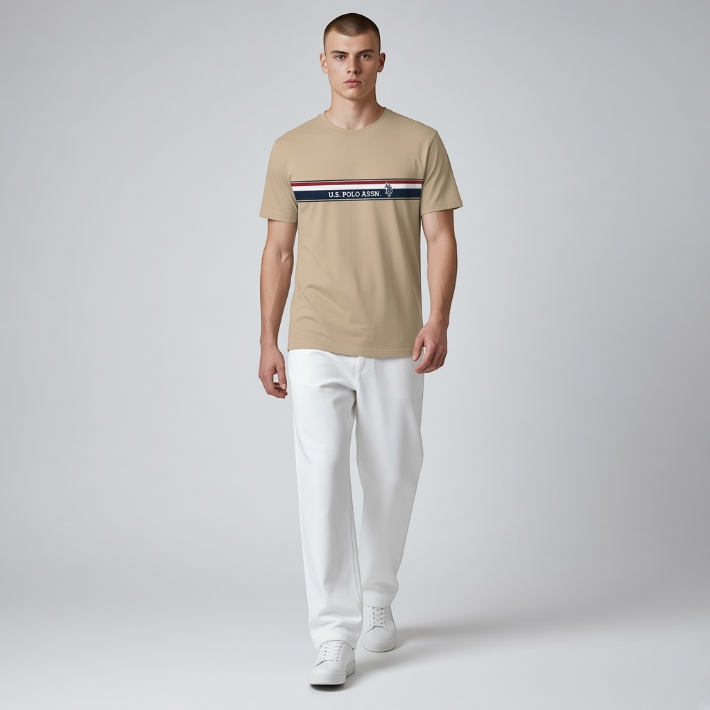 Hombre vistiendo camiseta beige de algodón www.treshop.com.co con franja horizontal y logo U.S. Polo Assn. bordado