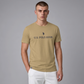 Hombre vistiendo camiseta beige de manga corta www.treshop.com.co con logo azul marino en el pecho
