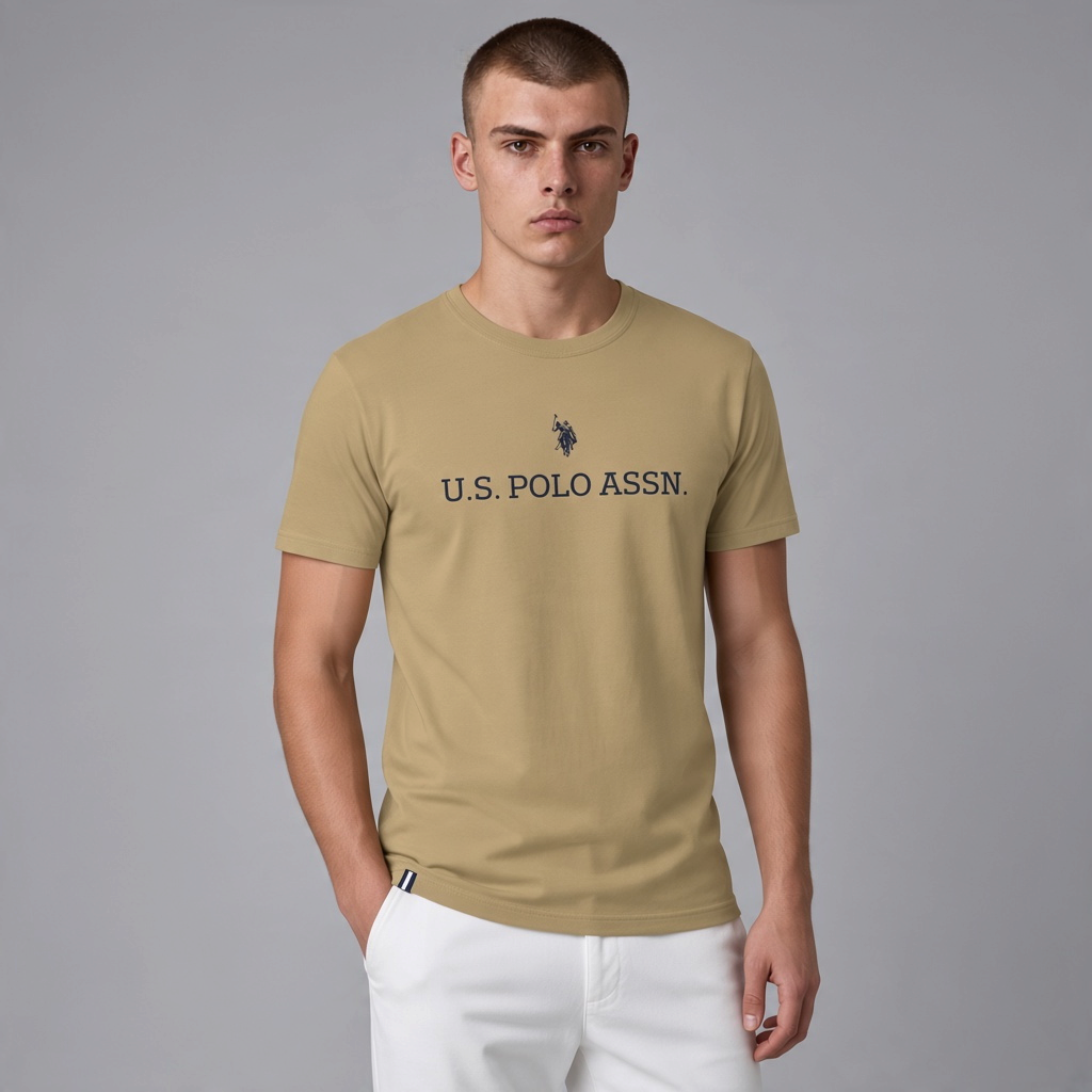 Hombre vistiendo camiseta beige de manga corta www.treshop.com.co con logo azul marino en el pecho