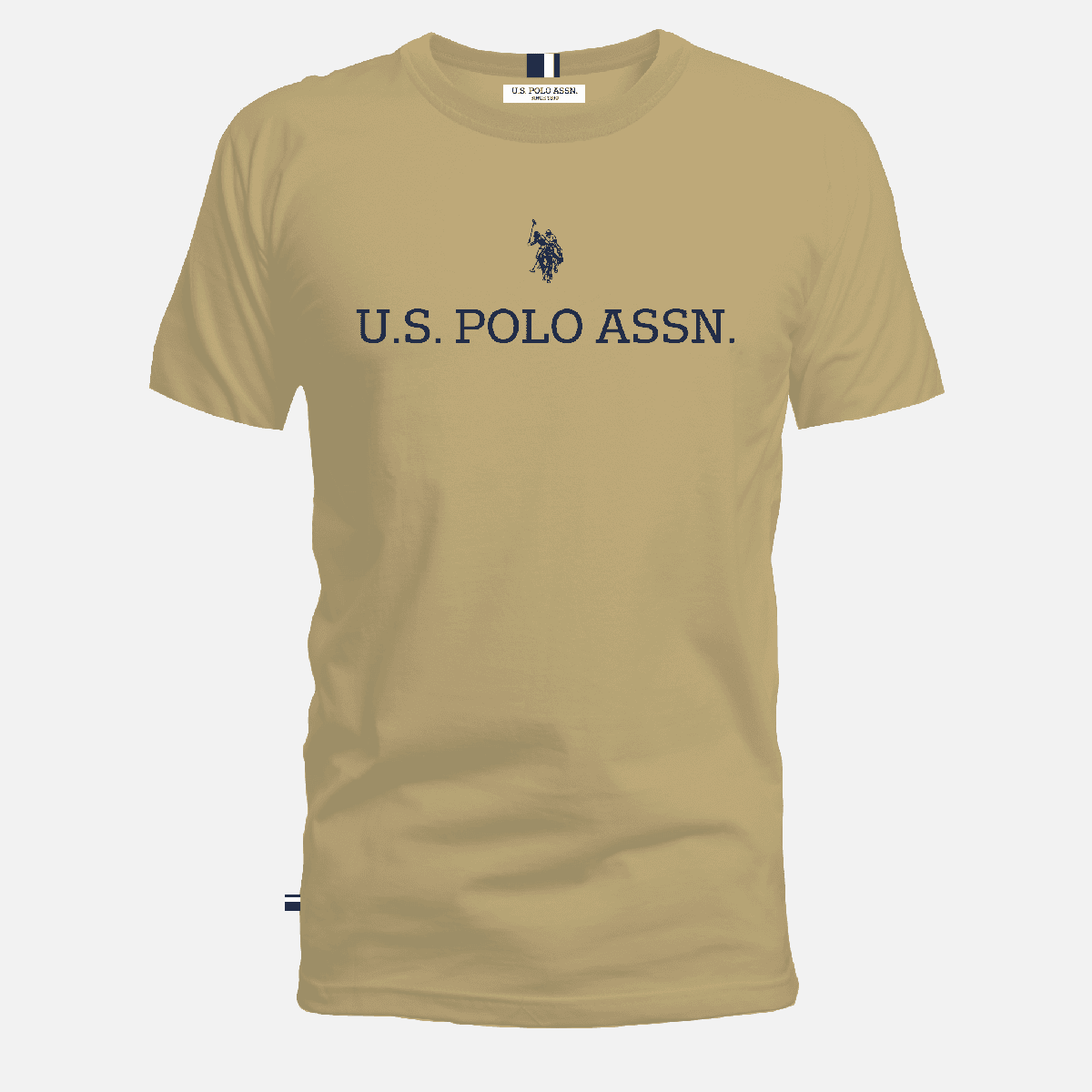 Camiseta beige de manga corta www.treshop.com.co con logo azul marino de U.S. POLO ASSN. en el pecho