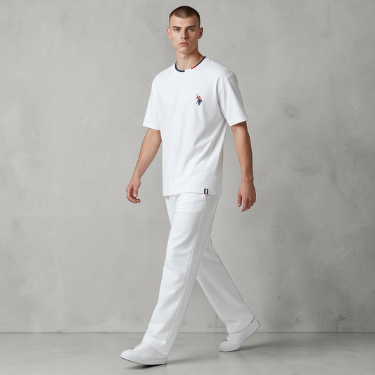 Camiseta blanca de algodón www.treshop.com.co con cuello tricolor y logo bordado, vestida por un modelo