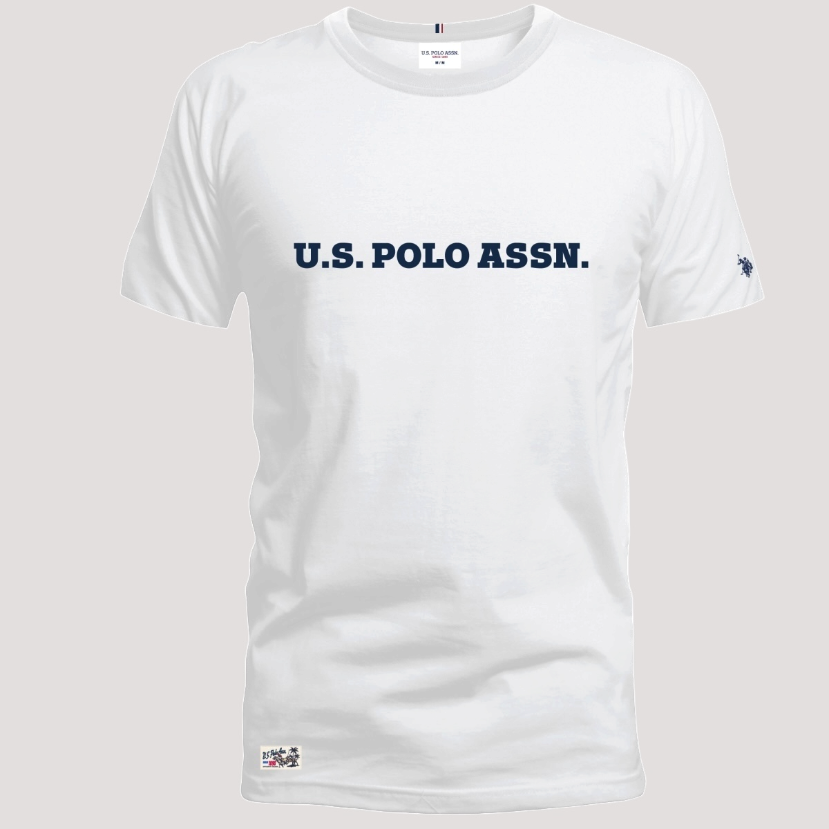 Camiseta blanca de algodón www.treshop.com.co con logo U.S. Polo Assn. azul en el pecho y manga corta