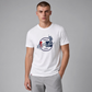 Hombre vistiendo camiseta blanca de algodón www.treshop.com.co con estampado gráfico central de U.S. Polo Assn.
