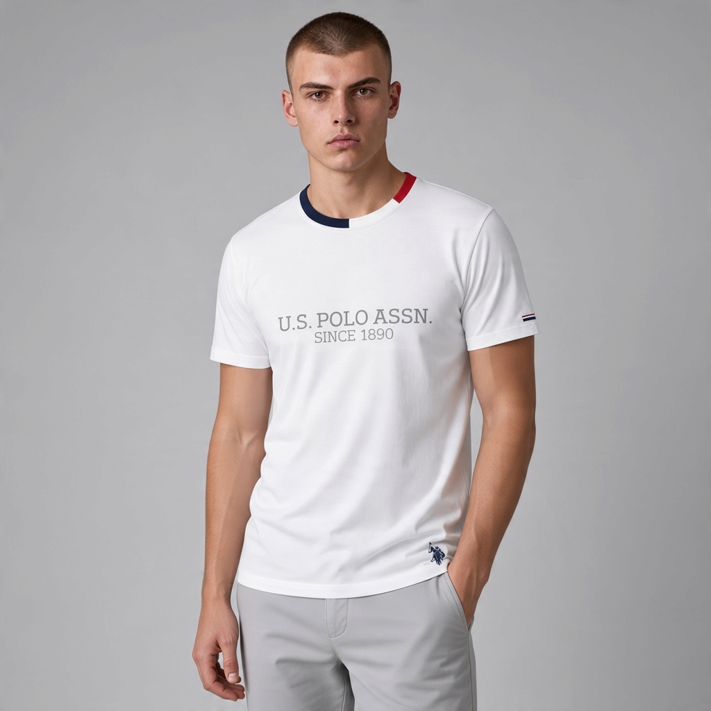 Camiseta blanca de algodón www.treshop.com.co con cuello tricolor y logo bordado, vestida por un modelo masculino.