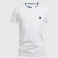 Camiseta blanca de algodón para hombre de www.treshop.com.co con cuello redondo tricolor y logo bordado en el pecho