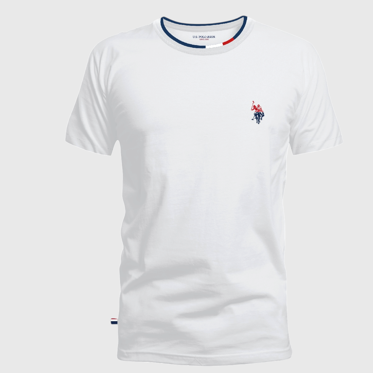 Camiseta blanca de algodón para hombre de www.treshop.com.co con cuello redondo tricolor y logo bordado en el pecho