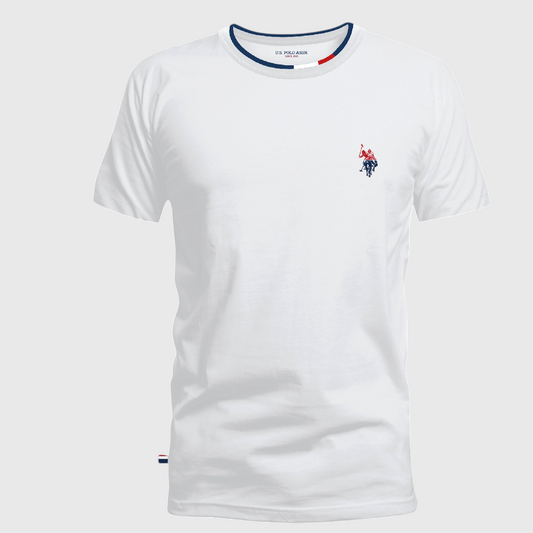 Camiseta blanca de algodón para hombre de www.treshop.com.co con cuello redondo tricolor y logo bordado en el pecho
