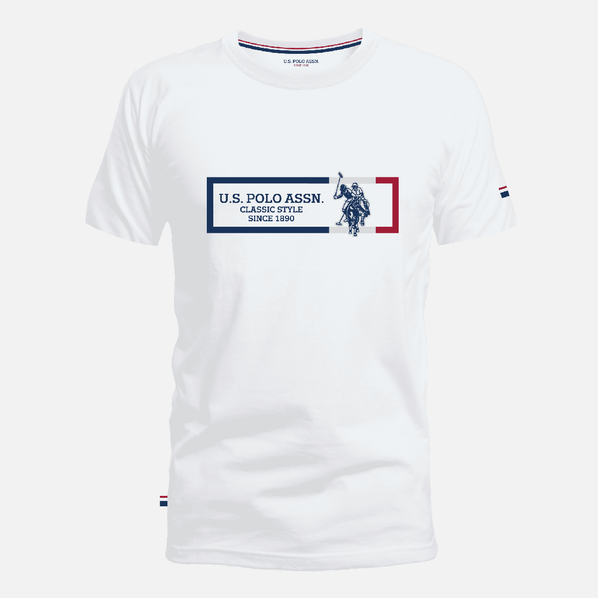 Camiseta blanca de algodón para hombre de www.treshop.com.co con logo estampado y detalles en azul y rojo