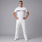 Hombre vistiendo camiseta blanca de algodón www.treshop.com.co con franja horizontal azul y roja y logo de la marca