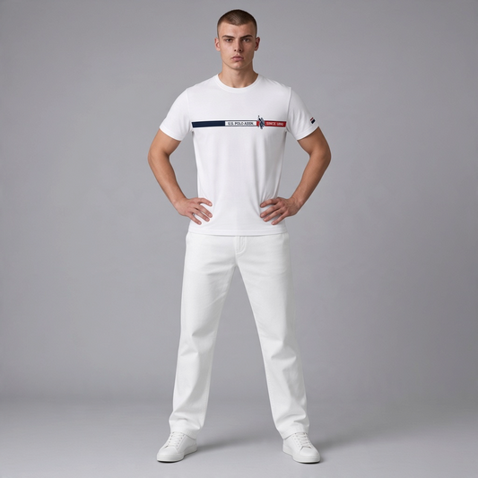 Hombre vistiendo camiseta blanca de algodón www.treshop.com.co con franja horizontal azul y roja y logo de la marca