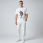 Hombre vistiendo camiseta blanca de algodón U.S. POLO ASSN. con estampado gráfico frontal y pantalones a juego
