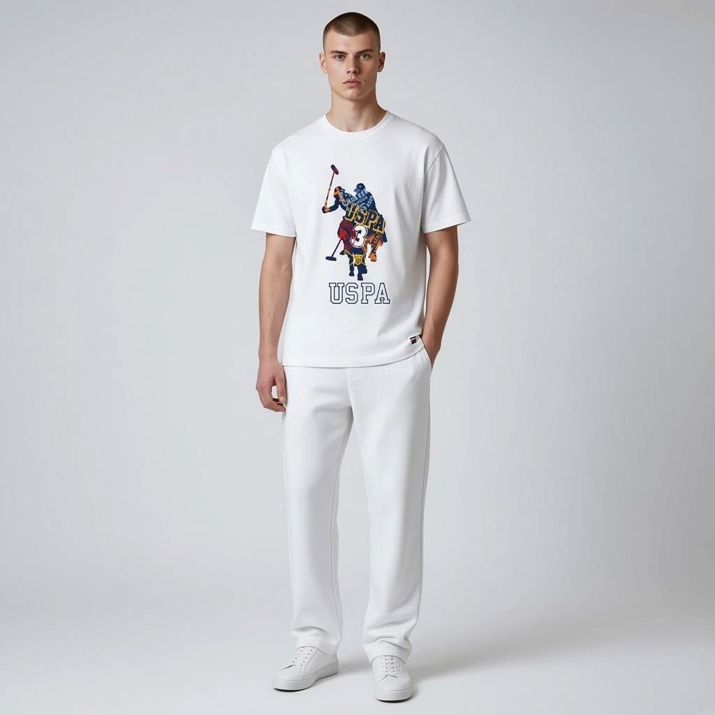 Hombre vistiendo camiseta blanca de algodón U.S. POLO ASSN. con estampado gráfico frontal y pantalones a juego