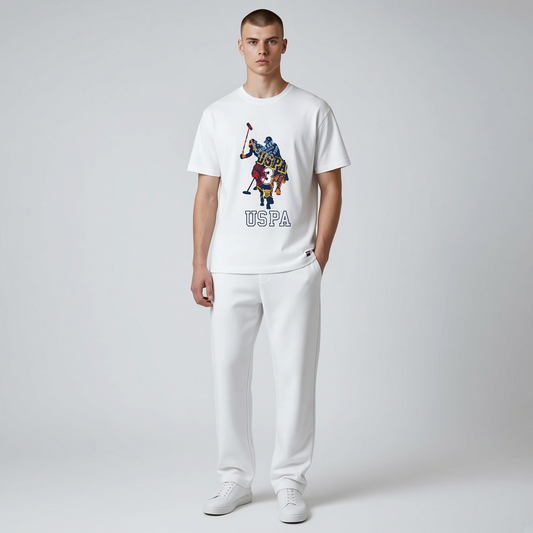 Hombre vistiendo camiseta blanca de algodón U.S. POLO ASSN. con estampado gráfico frontal y pantalones a juego