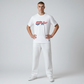 Hombre vistiendo camiseta blanca de manga corta www.treshop.com.co con estampado frontal rojo y azul y logo bordado