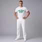 Hombre vistiendo camiseta blanca de algodón U.S. POLO ASSN. con estampado verde y pantalón blanco de www.treshop.com.co