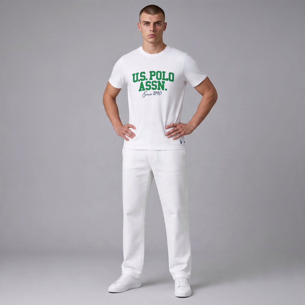 Hombre vistiendo camiseta blanca de algodón U.S. POLO ASSN. con estampado verde y pantalón blanco de www.treshop.com.co