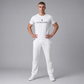 Hombre vistiendo camiseta blanca de manga corta U.S. POLO ASSN. con logo azul marino en www.treshop.com.co