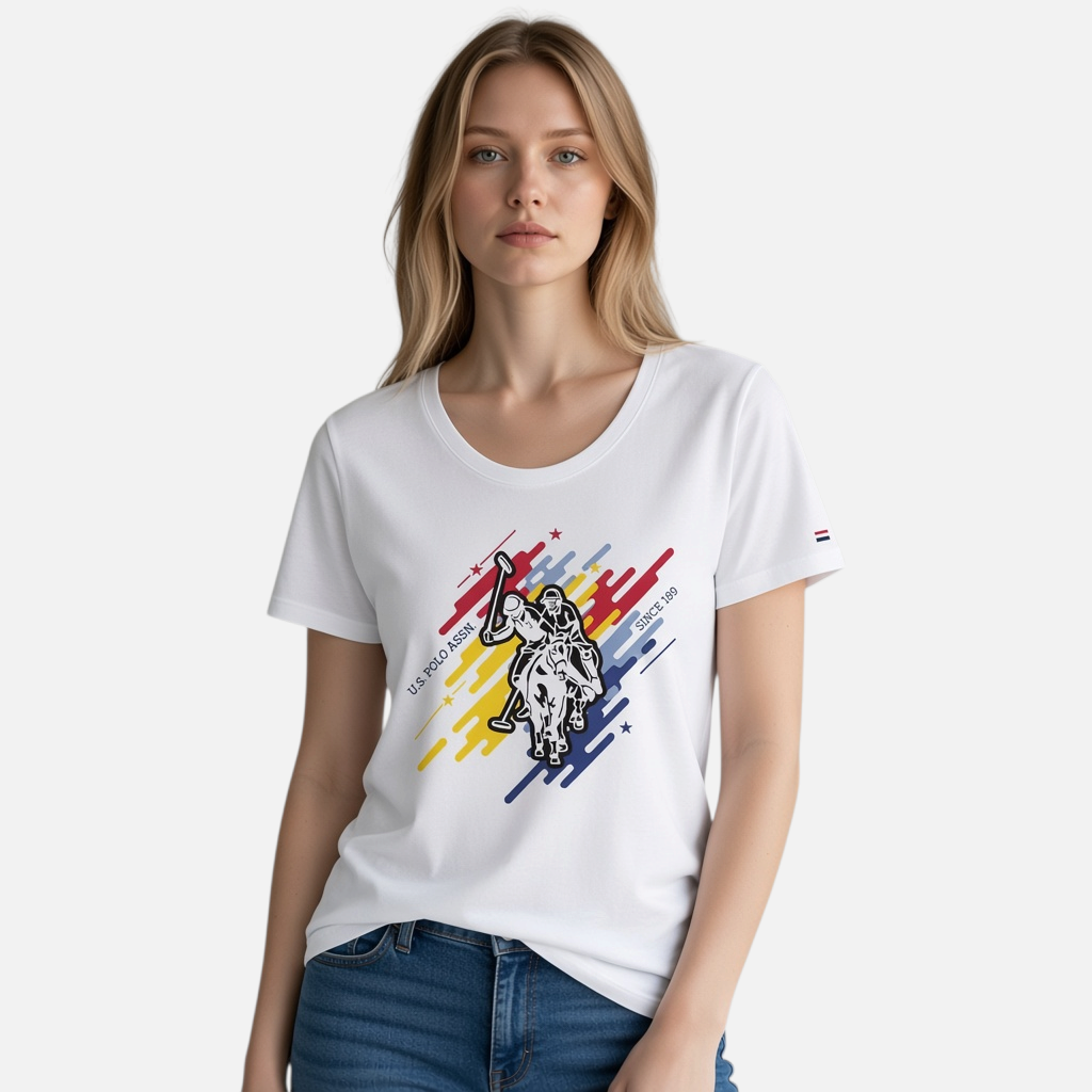 Mujer vistiendo camiseta blanca de algodón U.S. POLO ASSN. con estampado gráfico deportivo en www.treshop.com.co