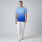 Hombre vistiendo camiseta www.treshop.com.co U.S. Polo Assn. azul con efecto degradado y logo estampado en el pecho