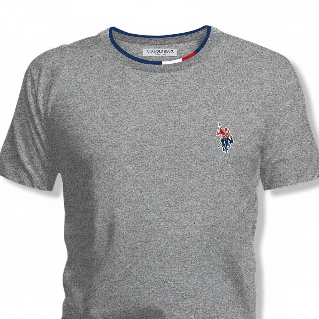 Camiseta gris de algodón para hombre www.treshop.com.co con logo de goma en el pecho y cuello redondo tricolor