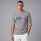 Hombre vistiendo camiseta gris jaspeado de algodón U.S. Polo Assn. con logo gráfico frontal y detalles en azul y rojo