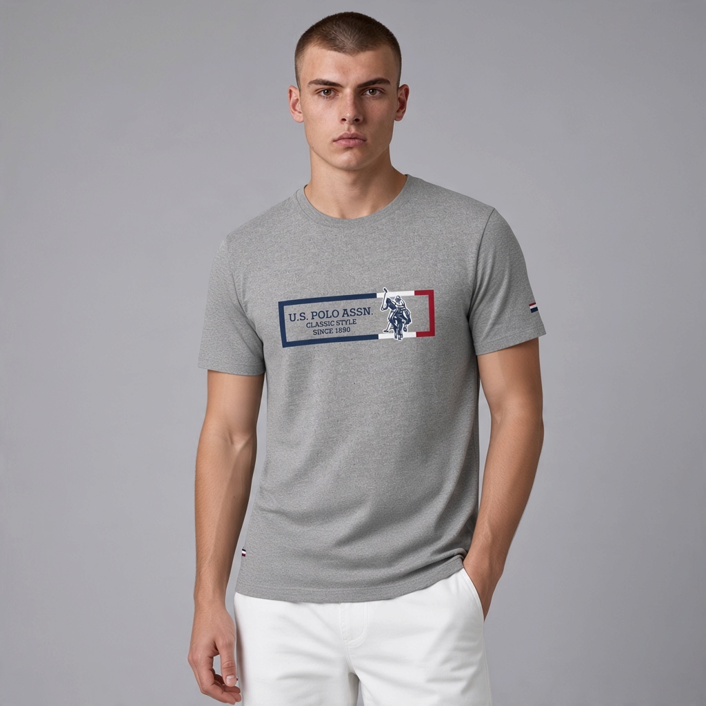 Hombre vistiendo camiseta gris jaspeado de algodón U.S. Polo Assn. con logo gráfico frontal y detalles en azul y rojo