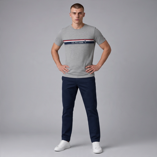 Hombre vistiendo camiseta gris de algodón www.treshop.com.co con franja tricolor y logo en el pecho