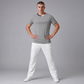 Hombre vistiendo camiseta gris jaspeado de algodón www.treshop.com.co con logo y cuello tricolor, corte regular fit.