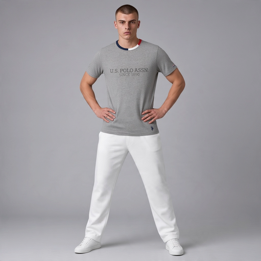 Hombre vistiendo camiseta gris jaspeado de algodón www.treshop.com.co con logo y cuello tricolor, corte regular fit.