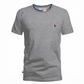 Camiseta gris de algodón para hombre de www.treshop.com.co con logo bordado y cuello con detalles tricolores