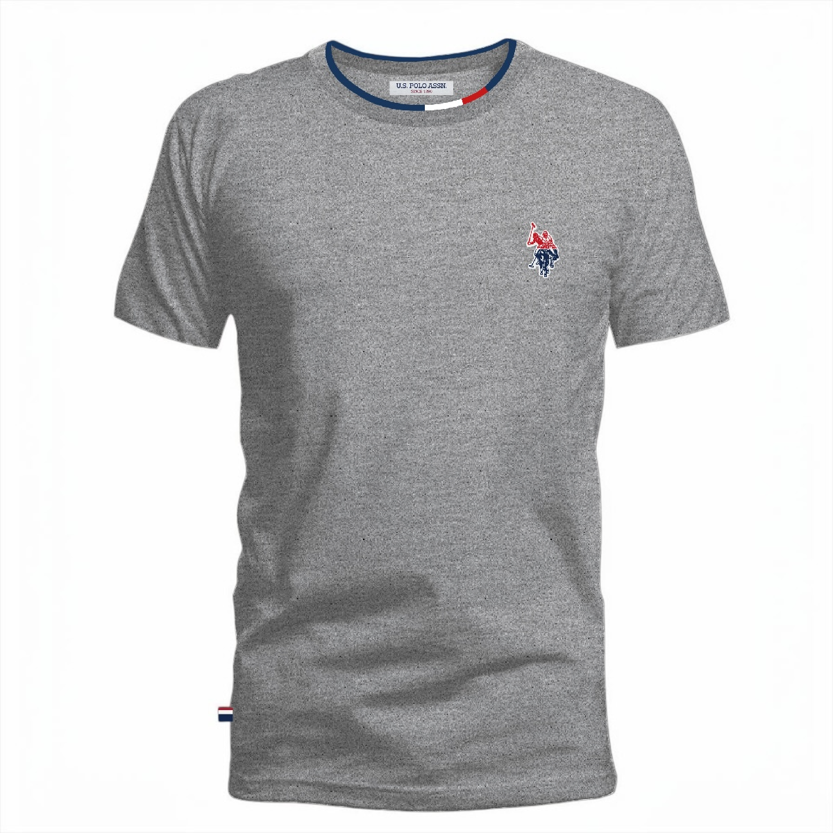 Camiseta gris de algodón para hombre de www.treshop.com.co con logo bordado y cuello con detalles tricolores