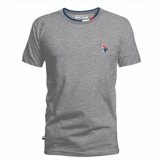 Camiseta gris de algodón para hombre de www.treshop.com.co con logo bordado y cuello con detalles tricolores