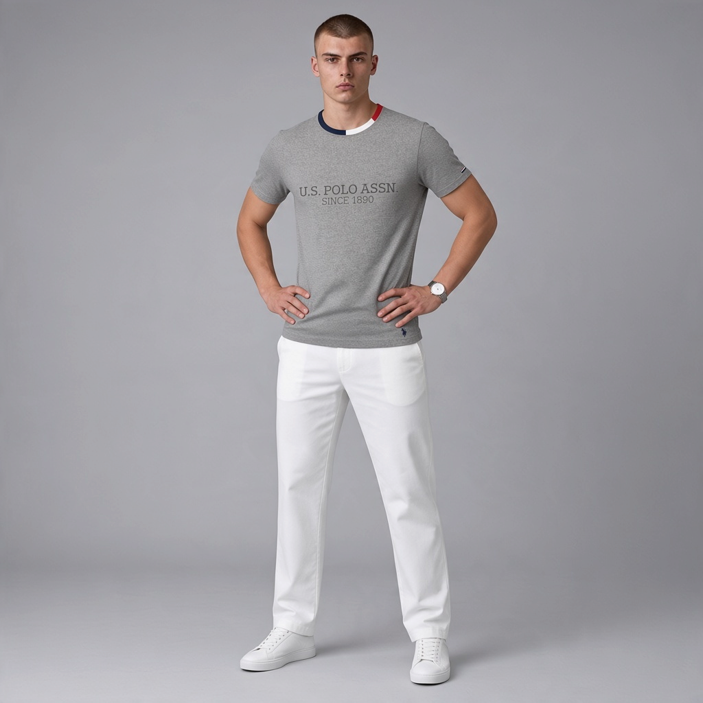 Hombre vistiendo camiseta gris jaspeado www.treshop.com.co con cuello tricolor y logo estampado en el pecho