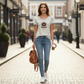 Mujer caminando en la calle con camiseta gris de manga corta www.treshop.com.co con estampado frontal y jeans