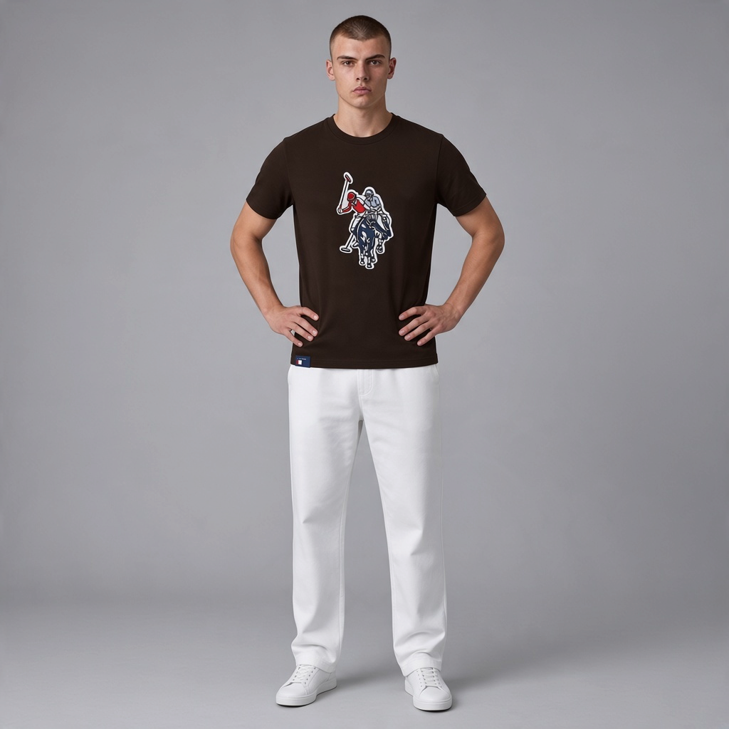 Hombre vistiendo camiseta marron de manga corta www.treshop.com.co con logo bordado grande en el pecho y pantalon blanco
