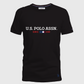 Camiseta negra de algodón para hombre de www.treshop.com.co con logotipo U.S. POLO ASSN. y detalle en el cuello