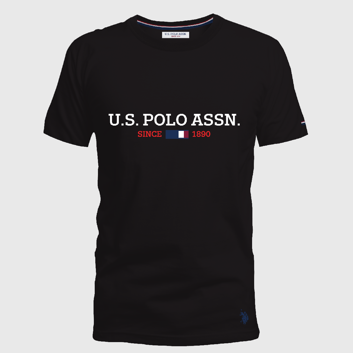 Camiseta negra de algodón para hombre de www.treshop.com.co con logotipo U.S. POLO ASSN. y detalle en el cuello