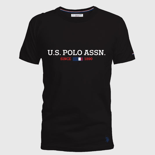 Camiseta negra de algodón para hombre de www.treshop.com.co con logotipo U.S. POLO ASSN. y detalle en el cuello