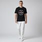 Hombre vistiendo camiseta negra de algodón U.S. Polo Assn. con estampado frontal y pantalones blancos casuales