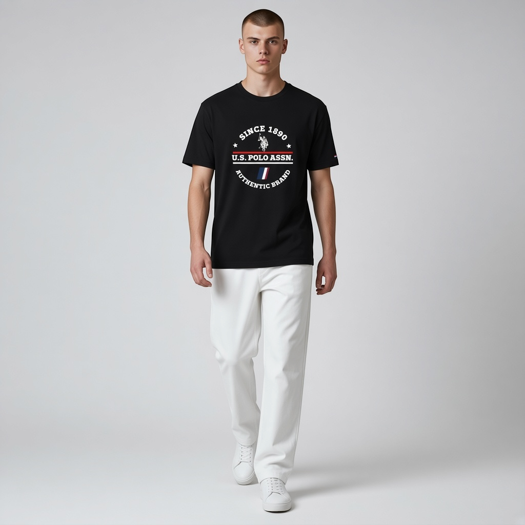 Hombre vistiendo camiseta negra de algodón U.S. Polo Assn. con estampado frontal y pantalones blancos casuales