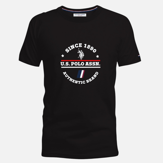 Camiseta negra de algodón para hombre de www.treshop.com.co con estampado frontal de U.S. Polo Assn. desde 1890