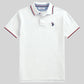 Camiseta polo blanca www.treshop.com.co con detalles tricolores en cuello y mangas y logo bordado en el pecho