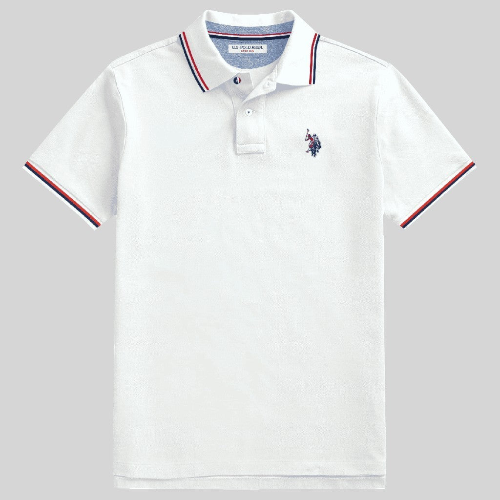 Camiseta polo blanca www.treshop.com.co con detalles tricolores en cuello y mangas y logo bordado en el pecho